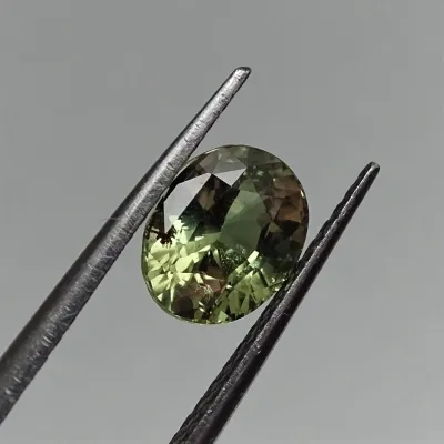 Alexandrit - 2,40 ct Srí Lanka CGL certifikát člen asociace GIA Alexandrit - 2,40 ct Srí Lanka CGL certifikát člen asociace GIA