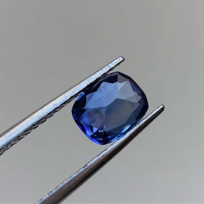 Safír modrý 1,75 ct Srí Lanka CGL (Ceylon Gem Lab) member of the GIA certificate