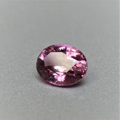 Spinel - 2,43 ct, Srí Lanka, certifikát CGL (Ceylon Gem Lab) člen asociace GIA