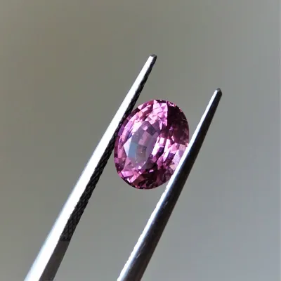 Spinel - 2,43 ct, Srí Lanka, certifikát CGL (Ceylon Gem Lab) člen asociace GIA