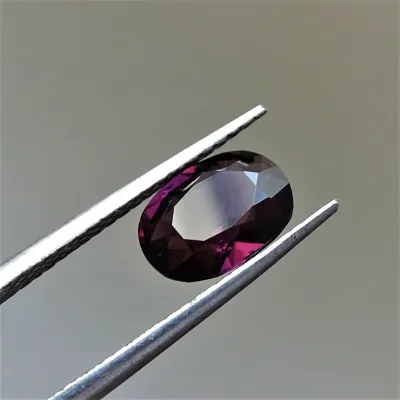 Spinel - 2,85 ct, Srí Lanka, certifikát CGL (Ceylon Gem Lab) člen asociace GIA