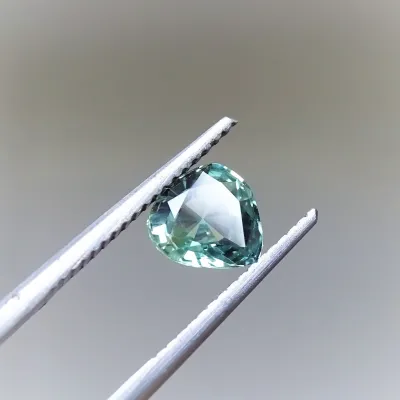 Alexandrit - 1,11 ct - TOP!. Alexandrit patří mezi nejcennější drahokamy a je nejvzácnější varietou minerálu chryzoberylu.