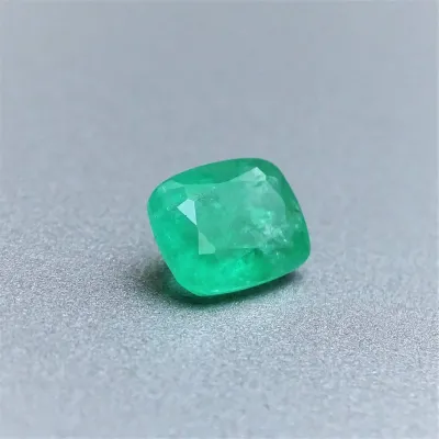 Smaragd přírodní broušený 1,62ct, certifikát, Kolumbie