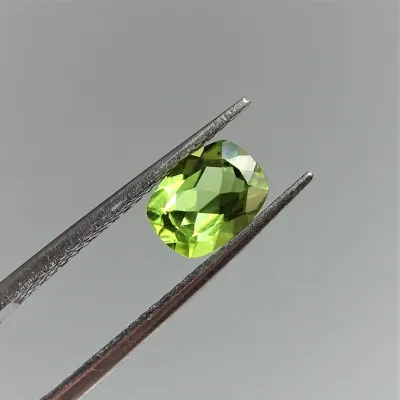 Olivín - Peridot broušený 1,48ct, Pakistán