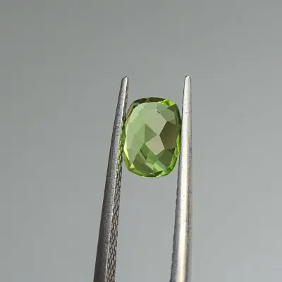 Olivín - Peridot broušený 1,48ct, Pakistán