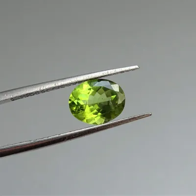 Peridot (olivín) broušený drahokam 2,46ct, Pakistán