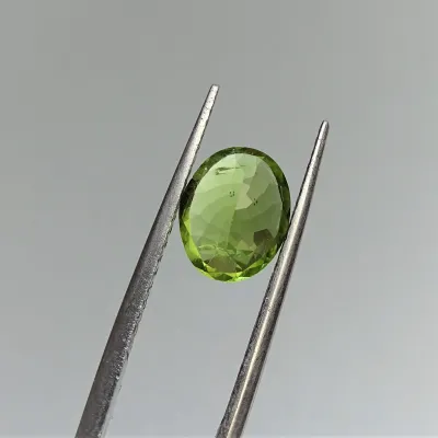 Peridot (olivín) broušený drahokam 2,46ct, Pakistán