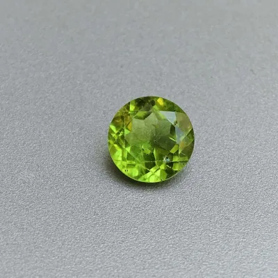 Peridot (olivín) broušený drahokam 3,33ct, Pakistán