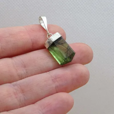 Peridot /Olivín přírodní krystal přívěšek 3,8g Pakistán