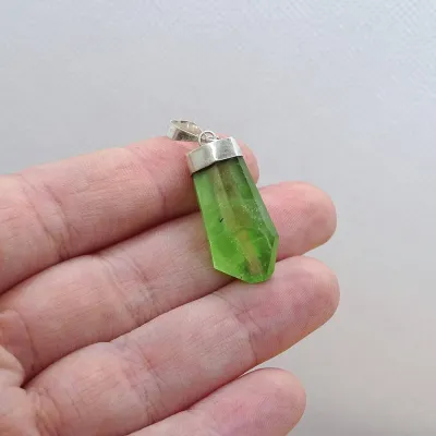 Peridot /Olivín přírodní krystal přívěšek 4,8g Pakistán