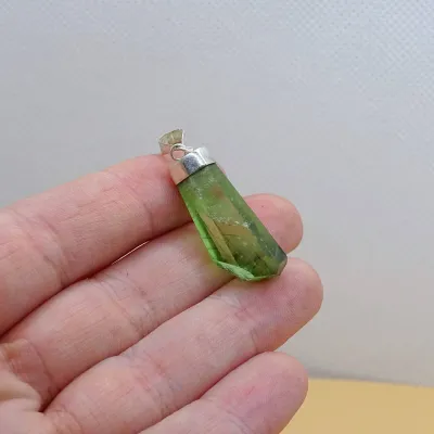 Peridot /Olivín přírodní krystal přívěšek 4,9g Pakistán