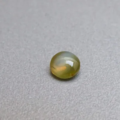 Přírodní chryzoberyl – kočičí oko 0,87ct, Srí Lanka Přírodní chryzoberyl – kočičí oko 0,87ct, Srí Lanka