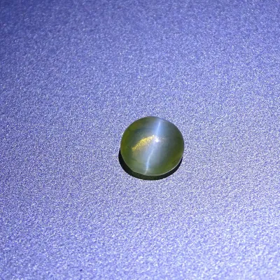Přírodní chryzoberyl – kočičí oko 0,87ct, Srí Lanka Přírodní chryzoberyl – kočičí oko 0,87ct, Srí Lanka