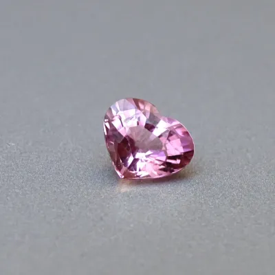 Turmalín přírodní růžový, broušený do tvaru srdce 1,64ct, Brazílie Turmalín přírodní růžový, broušený do tvaru srdce 1,64ct, Brazílie