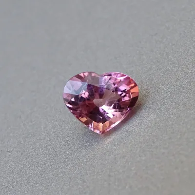 Turmalín přírodní růžový, broušený do tvaru srdce 1,64ct, Brazílie Turmalín přírodní růžový, broušený do tvaru srdce 1,64ct, Brazílie