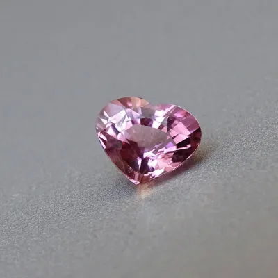 Turmalín přírodní růžový, broušený do tvaru srdce 1,64ct, Brazílie Turmalín přírodní růžový, broušený do tvaru srdce 1,64ct, Brazílie