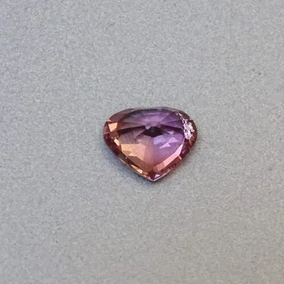 Turmalín přírodní růžový, broušený do tvaru srdce 1,64ct, Brazílie Turmalín přírodní růžový, broušený do tvaru srdce 1,64ct, Brazílie