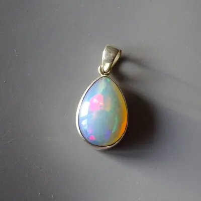 Etiopský opál přívěsek 7,7g, Etiopie | MINERALS-STONES®