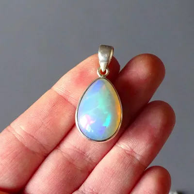 Etiopský opál přívěsek 7,7g, Etiopie | MINERALS-STONES®