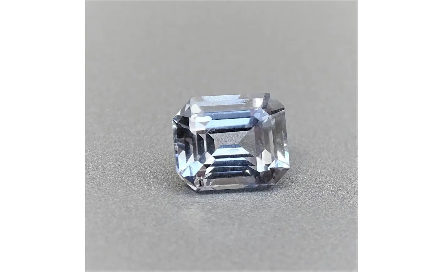 Bílý safír – elegantní drahokam čistoty ze Srí Lanky