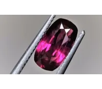 Granát přírodní broušený drahokam