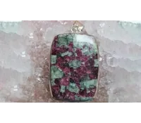 Eudialyt – stříbrný přívěsek z přírodního minerálu