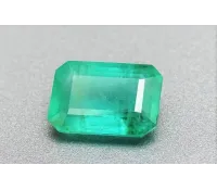 Smaragd – přírodní zelený drahokam berylu