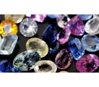 Safíry - broušené přírodní drahokamy